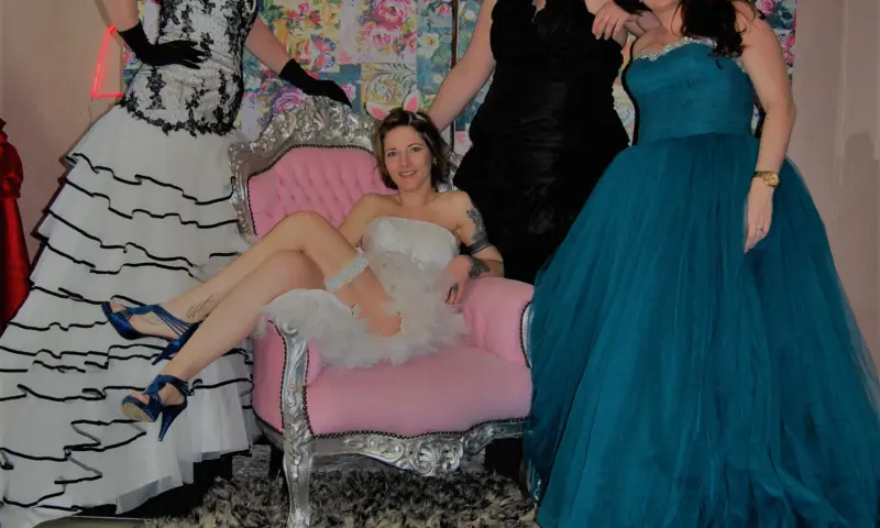 Trouwjurken passen voor de lol