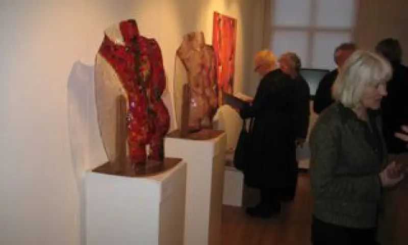 Bezoekers in het museum