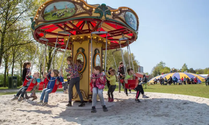 Draaimolen met bezoekers