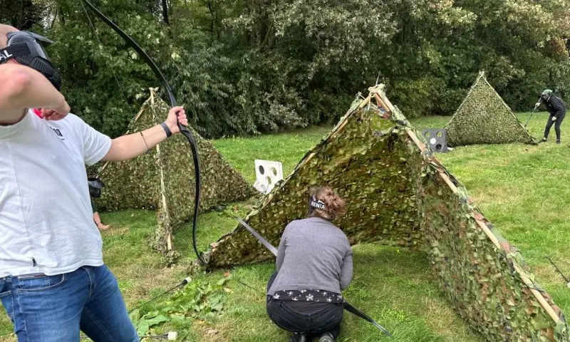 mensen die boogschieten