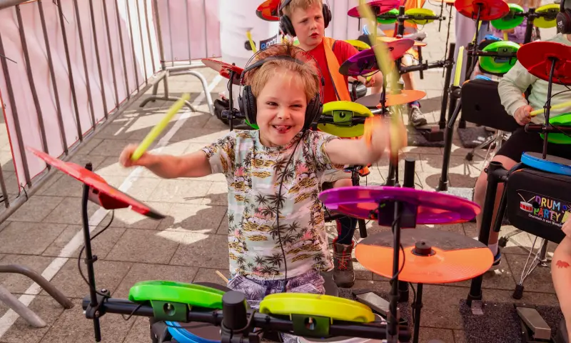 Lekker helemaal los achter een drumstel!