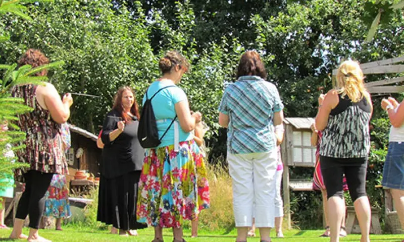 Bezoekers in heksenmuseum