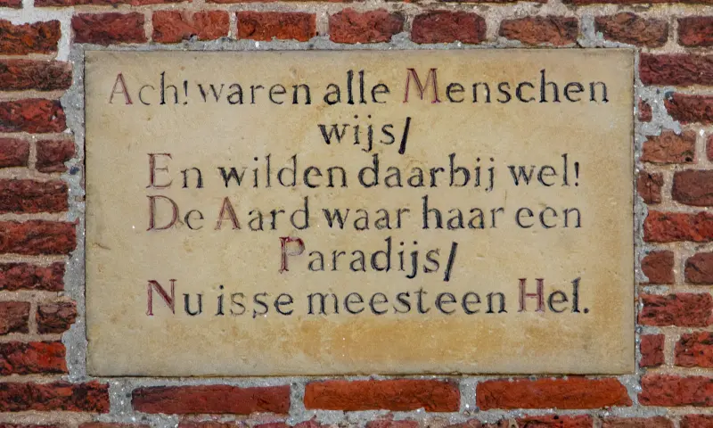 Gevelsteen met vers van Camphuijzen