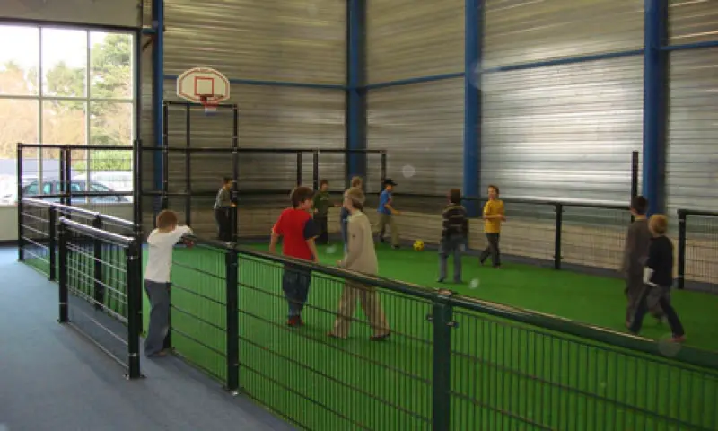 Voetballen in het kooitje