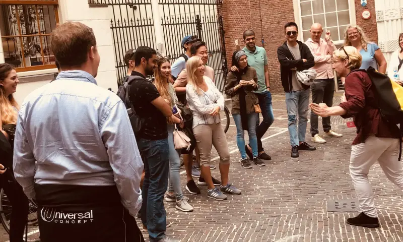 Comedian in actie tijdens een Comedy Walk.
