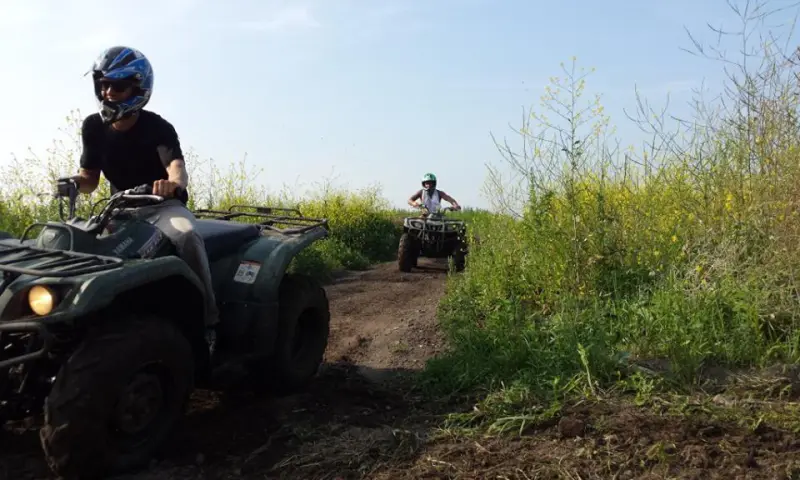 Met de quad door de modder