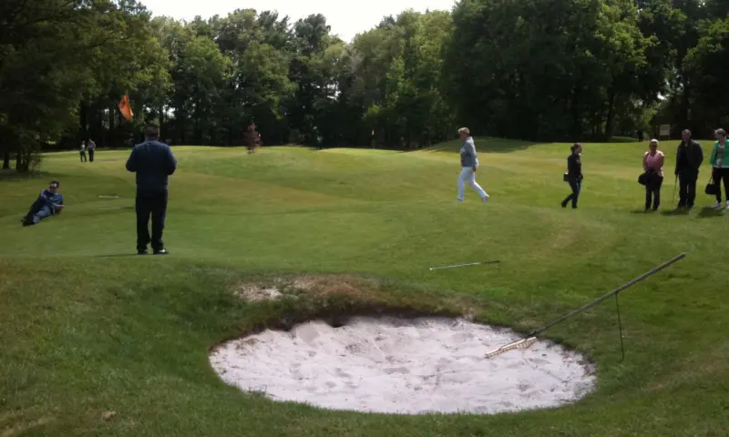 mensen aan het golfen