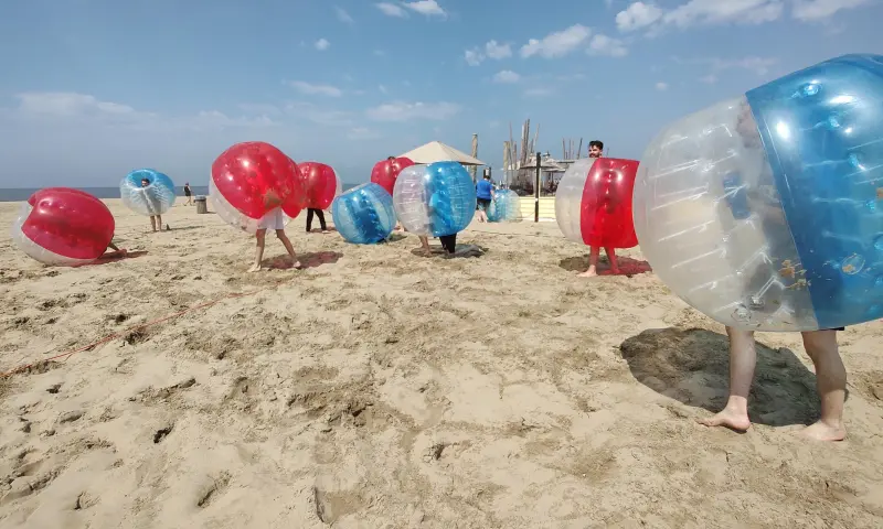 Bubbelbal bij beachclub