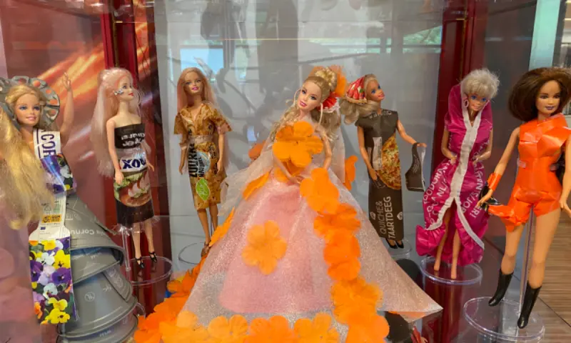 Barbies in afvalkleertjes