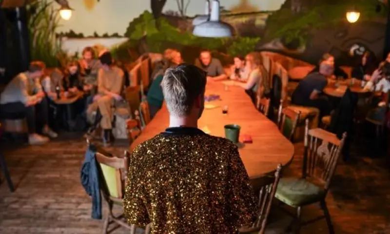 De pubquiz master stelt alle vragen