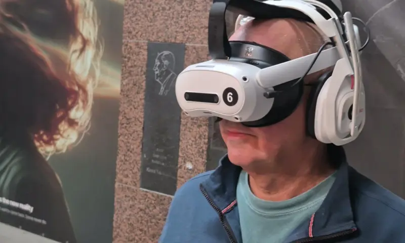 Bezoeker met VR-bril tijdens de expeditie