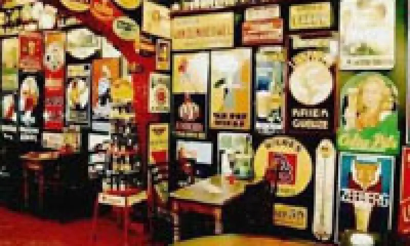 Wand met bierreclames