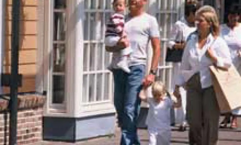 Familie aan het winkelen