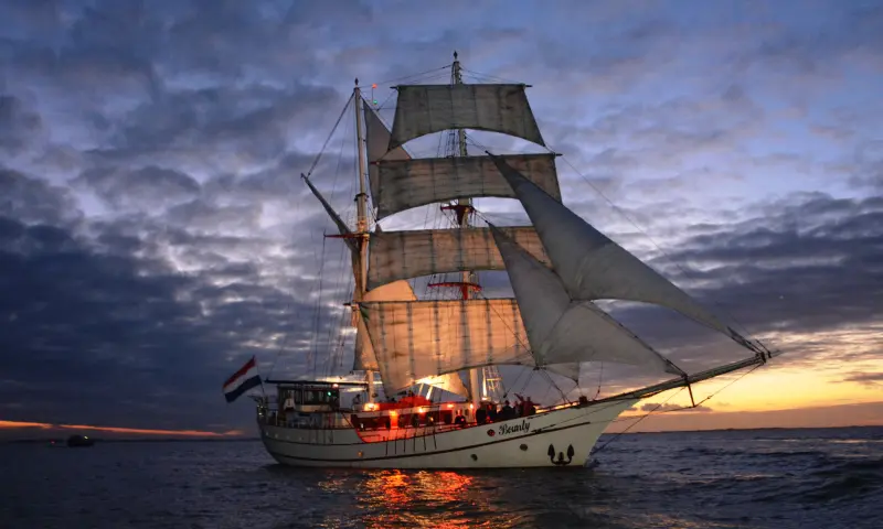 Zeilboot in de avond