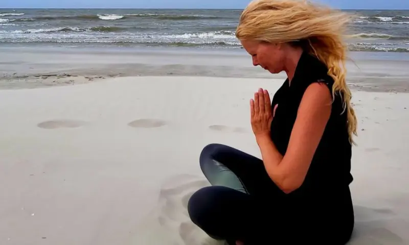 Ochtendyoga op het strand met Marianne