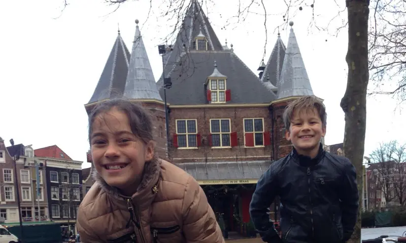 De speurtocht begint bij de Waag op de Nieuwmarkt