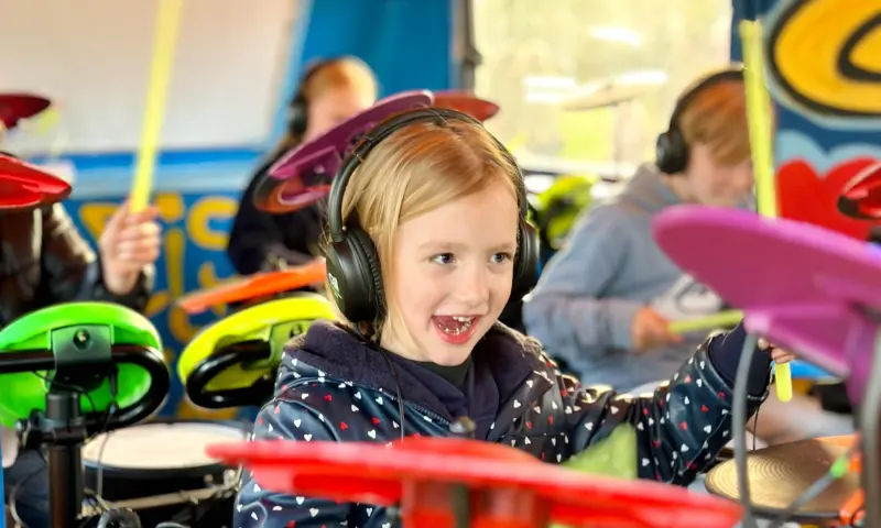 Drummen in de Drumcaravan
