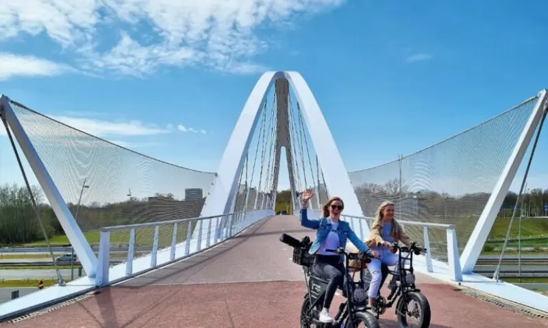 Met de fietsen op de brug