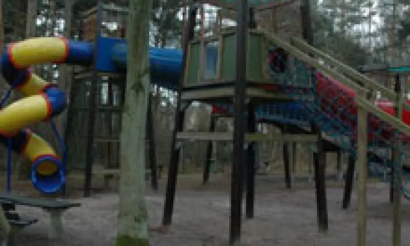 Speeltoestel met glijbaan