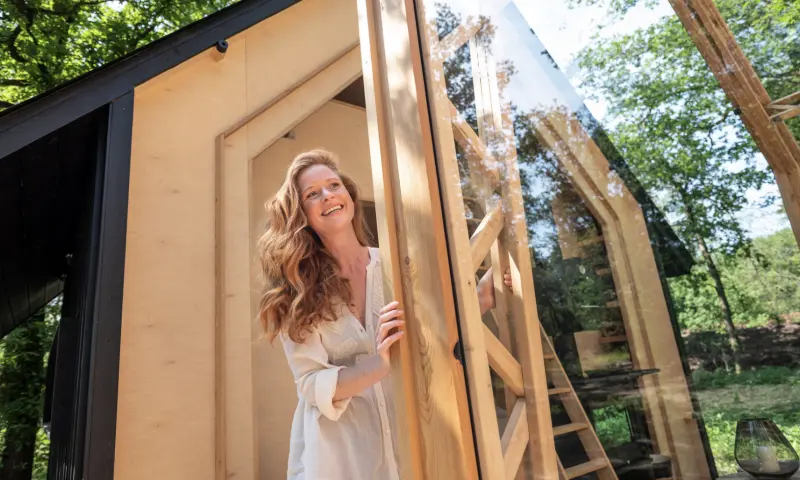 Vrouw maakt deur open