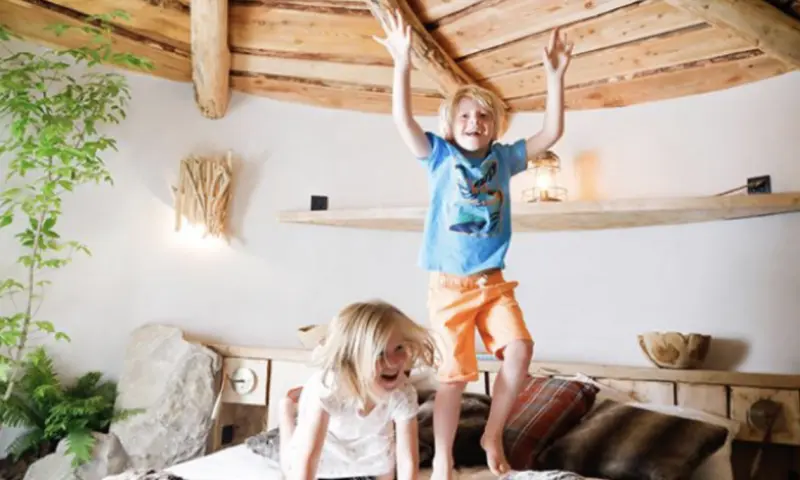 Kinderen springen op bed