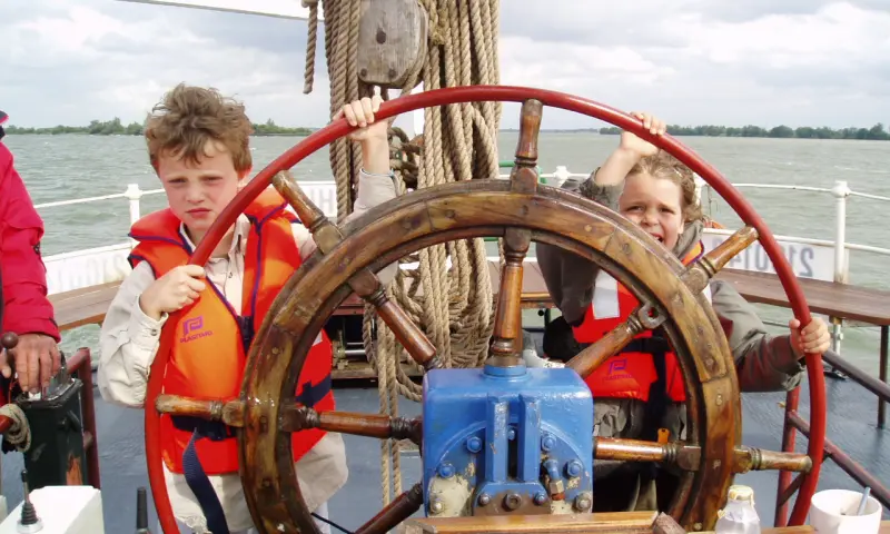 kinderen op schip