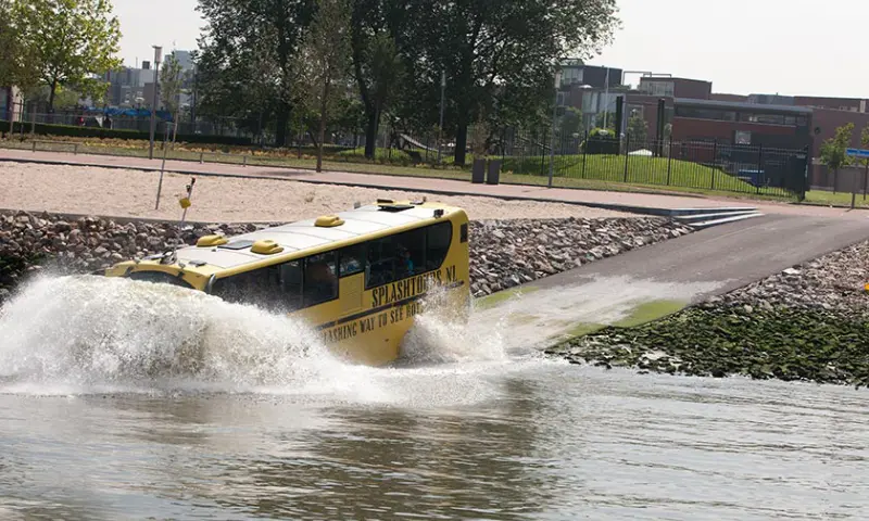 amfibisch het water uit