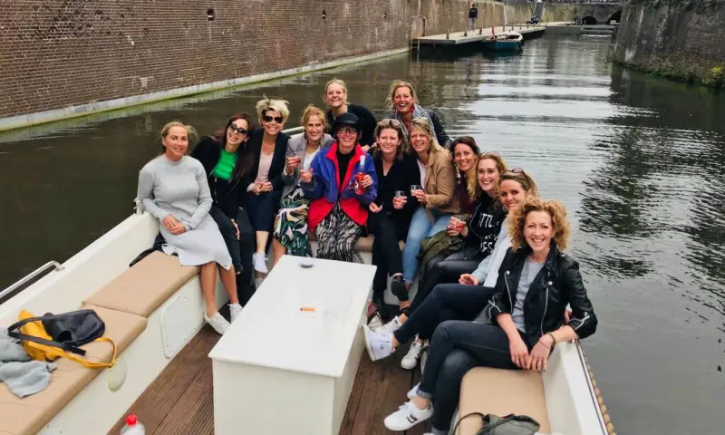 Vriendengroep op Sloep