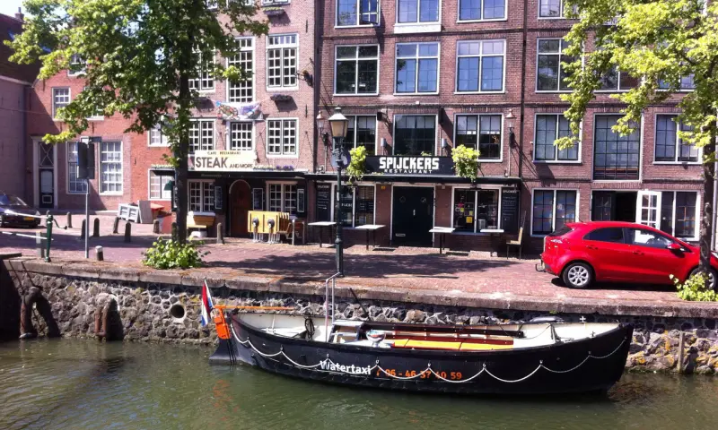 Watertaxi in de gracht