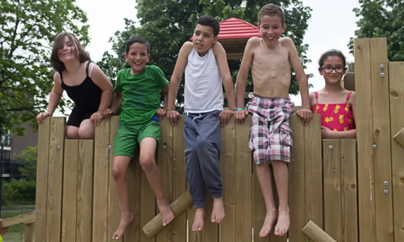 Kinderen op Klimtoestellen