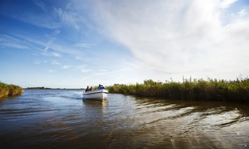 Fluisterstil varen over de Friese meren