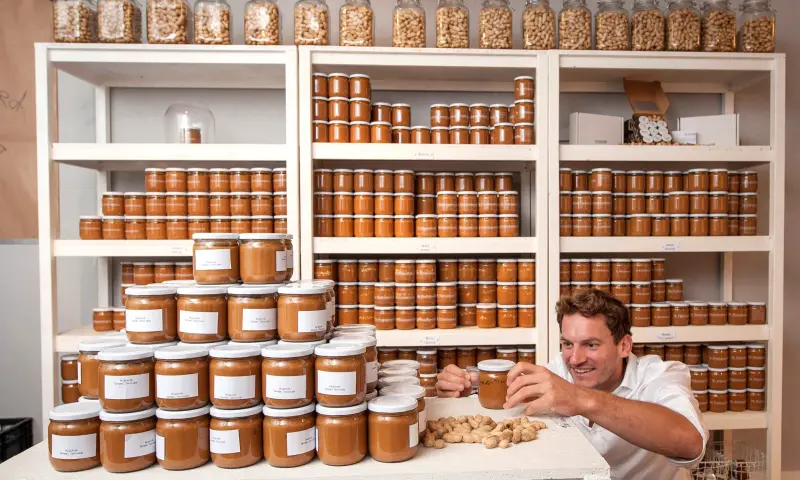 Onze Pindabaas Michiel aan de slag met nieuwe smaken.