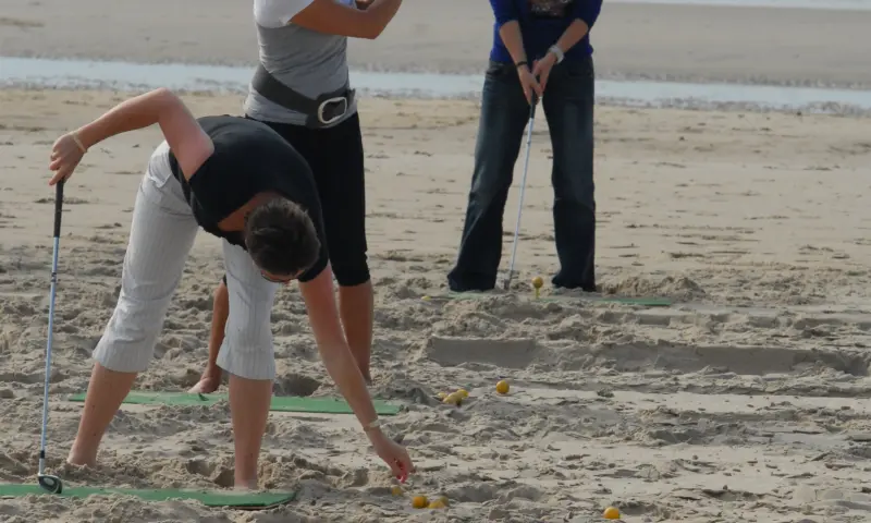 Balletje slaan aan zee