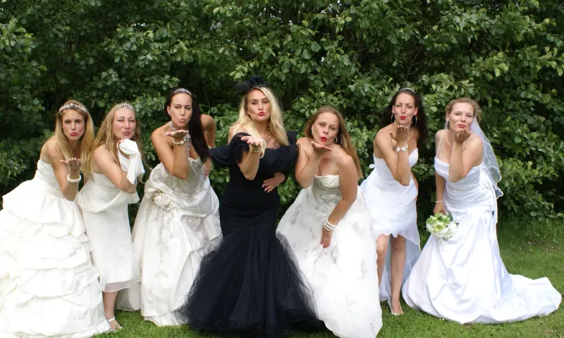 Dames in trouwjurken