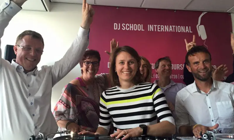 Bezoekers bezig met de activiteit