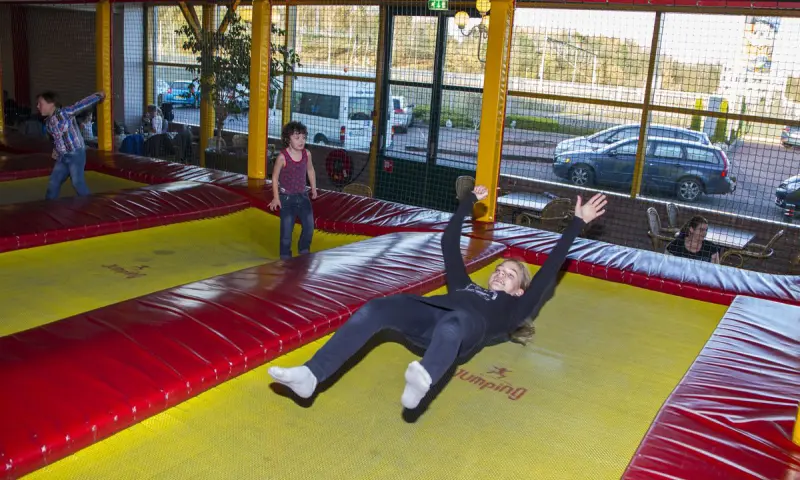 Trampoline met kinderen