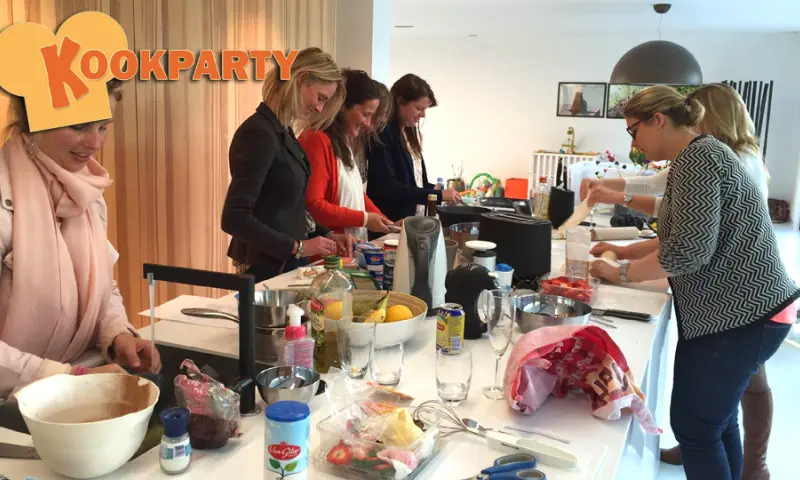 Bezoekers tijdens de workshop koken