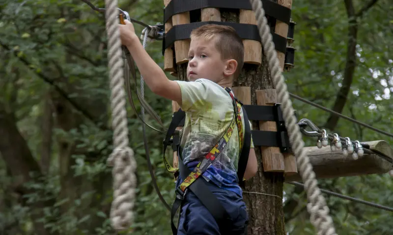 Kind aan het klimmen