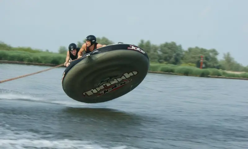 Achter de boot hangen