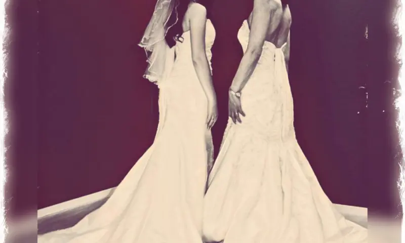 Trouwjurken passen voor de lol