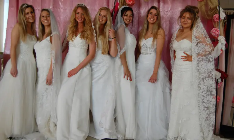 Glaasje bubbels bij een jurk passen