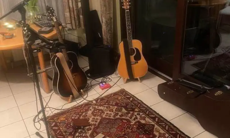 Vlak voor een huiskamer concert