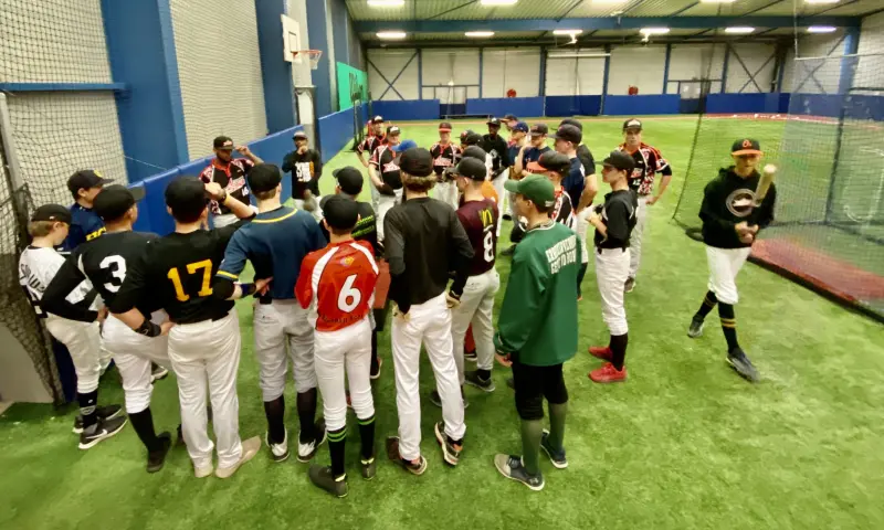 Groep aan het luisteren naar uitleg