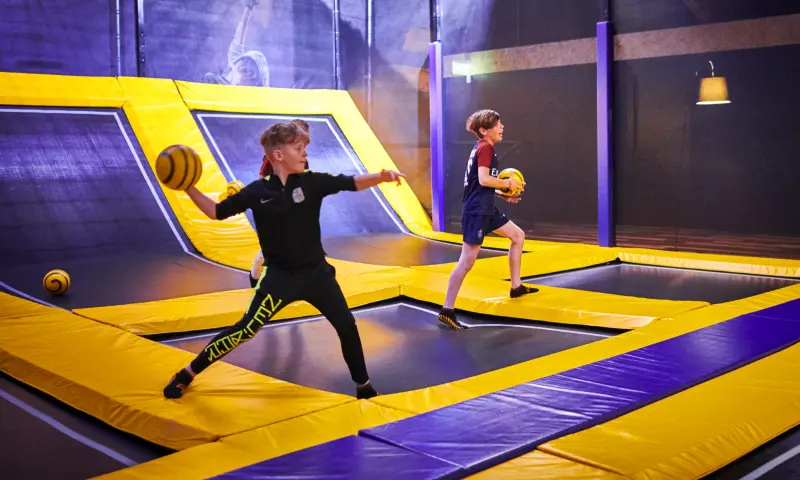 Bezoekers op de trampoline