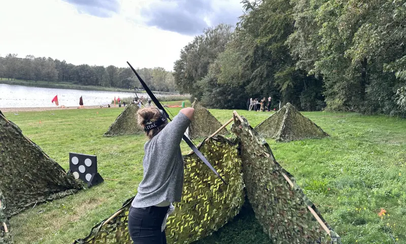 mannen schieten pijlen