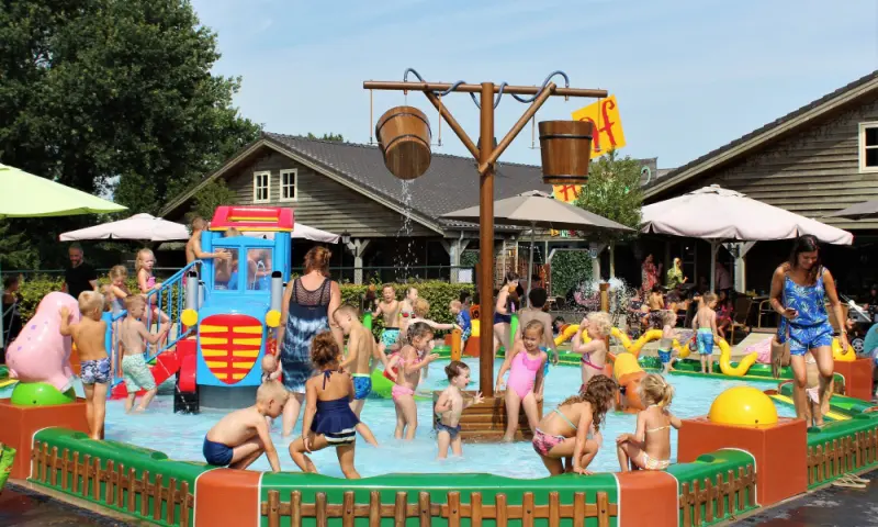 Zwembad met kinderen