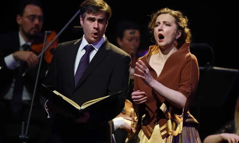 Musici bespelen authentieke instrumenten.