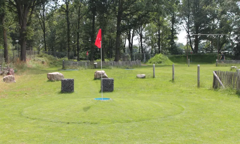 De lastige baan 8 met de hole op een terpje.