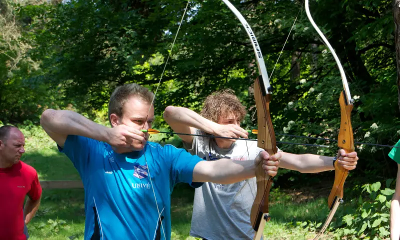 mannen schieten pijl