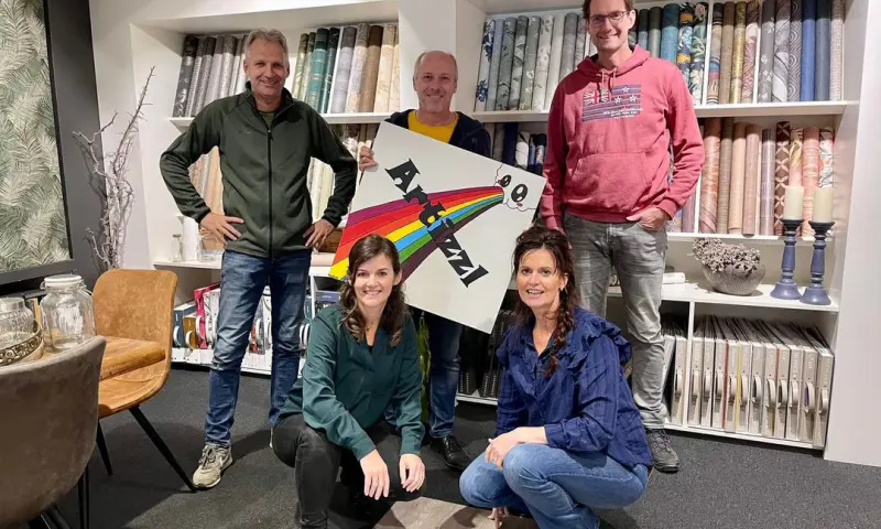 Overhandiging kunstwerk Artizzl Media